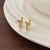 Aretes pequeños y exquisitos de circonita en forma de T, aretes populares femeninos, aretes simples versátiles de nicho femenino para ropa de trabajo diaria