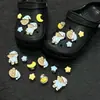 Nuevos dijes de resina para zuecos al por mayor: lindos diseños de dibujos animados, versátiles flores para zapatos de mariposa, flores de burbujas y decoraciones de animales