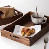 Bandeja de madera de nogal negro hecha a medida con uniones de caja y espiga, adecuada para usar como cesta de almacenamiento para artículos pequeños en la mesa de la sala de estar en un B&B, una cesta de almacenamiento de madera maciza de alta gama
