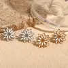 Moda Europeia e Americana Celebridade da Internet Elegante Nicho Luxo Leve Brincos de Aço Inoxidável Banhados a Ouro 18K Brincos de Flor de Crisântemo com Gota de Óleo Branco para Mulheres