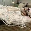 Juego de ropa de cama de cuatro piezas de gasa doble, fresco y sencillo, popular en línea, funda de edredón de encaje de algodón puro, falda de cama, colcha jacquard teñida en hilo, estilo sábana ajustable