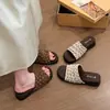 Tela de lunares, sandalias de una tira para mujer, con un diseño de tira ancha plisada, tacón de cuña, suela gruesa y plantilla suave, lo que las hace cómodas de llevar durante largos períodos, perfectas para el verano de 2026