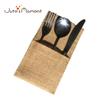 Venta al por mayor de fábrica bolsa creativa de yute para cuchillo y tenedor fiesta de boda bolsa de cubiertos de cáñamo grueso bolsa de yute versión ligera para cuchillo y tenedor