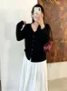Suéter básico elegante de tricô com decote V para mulheres plus size, coleção outono 2026, para mulheres curvilíneas, blusa de estilo suave, peça de vestuário externa feminina
