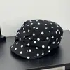 Gorra de visera con lunares y lazo estilo coreano para mujer, gorra plana de ala corta retro de moda para otoño e invierno, sombrero versátil de artista