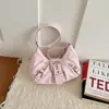 Bolsa de Ombro Estilo Doce-Cool Única Preta Texturizada de Motociclista com Fivela de Metal Americana, Bolsa Meia-Lua, Bolsa de Ombro Plissada Tendência