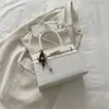 Elegante y a la moda, bolso nuevo de otoño 2026, simple y chic, con un diseño cuadrado retro, adecuado como bolso de hombro o bolso cruzado para mujer