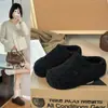 Chinelos femininos, design de celebridade da internet de nicho, estilo popular, únicos e estilosos, 2026, elegantes, limpos e simples, bico baixo, design não combinante, chinelos fechados