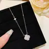Collar ligero de lujo con diseño de nicho que combina con todo, recién llegado, con colgante de circonita y lazo, cadena para clavícula, joyería de acero de titanio sin color para mujer.