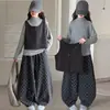 Atuendo otoñal elegante y a la moda para niñas: un conjunto de tres piezas que incluye un chaleco, una camiseta interior y pantalones de pierna ancha con lunares, adecuado para niños de tallas medianas a grandes, perfecto para primavera y otoño