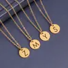 Venta caliente transfronteriza collar con letra de acero de titanio colgante redondo 26 mayúsculas en inglés collar de joyería pulida al por mayor