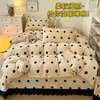 Conjunto de colcha de cama de veludo de leite de quatro peças, capa de kang grossa estampada estilo Hepburn francês com renda, conjunto de capa de edredom de pelúcia dupla face de três peças