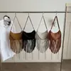 Tendencia Transfronteriza de Borlas 2026 Nuevo Estilo Bohemio de Gamuza Elegante y Único Bolso Cruzado de Hombro Tachonado