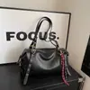 Bolsa de Mão Versátil Casual Simples Bolsa Baguete para Mulheres Outono 2025 Nova Textura de Alta Qualidade Luxo Leve Bolsa de Ombro/Axila