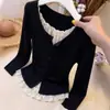 Camisa feminina elegante estilo francês, novo design outono 2026, emenda de renda, falso duas peças, top versátil e moderno