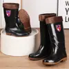 Botas de chuva com solas de borracha para homens e mulheres, quentes, resistentes a ácidos e álcalis, de cano alto, antiderrapantes, adequadas para proteção no trabalho, de cano médio, adequadas para lavagem de carros e canteiros de obras