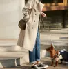 Casaco trench coat de alta qualidade com caimento fluido, estilo coreano, jaqueta cáqui, modelo feminino da primavera de 2026, roupas femininas de comprimento médio, estilo coreano