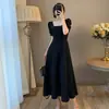 Elegante vestido vintage estilo Hepburn, adelgazante y favorecedor, con cintura entallada, escote cuadrado y mangas abullonadas, perfecto para el verano, en negro