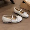 Bailarinas de mujer plateadas de corte bajo con lazo, suela blanda francesa, nuevo estilo Mary Jane otoño 2026