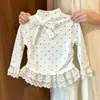 Camiseta de lunares estilo coreano para niña para primavera y otoño, con corbatín, ribete de encaje y top interior de moda