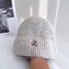 Gorro de Lana Cálido de Moda con Letra Bordada para Mujer Invierno Versátil Informal Gorro de Punto a Crochet a Prueba de Frío a Prueba de Viento Gorro de Poner Gorro Frío