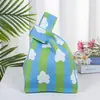 La fábrica de origen puede personalizar bolsos de mano de punto, muñequeras con varios patrones, bolsos de mano versátiles de estilo japonés para el día a día al por mayor