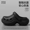 Sapatos perfurados de sola grossa femininos para uso externo de verão 2026 novos sandálias fechadas antiderrapantes para praia para pessoas baixas que aumentam a altura absolutamente lindas femininas
