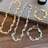 Colar de Metal Torcido com Pregas Irregulares Pulseira de Design de Nicho de Luxo Leve Moda Joias Transfronteiriças Europeias e Americanas Atacado