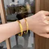 Pulsera de Hielo Triturado de Tres Caras para Mujer, Pulsera Anillo Sólido de Oro Simulado, Joyería de Oro Arena de Lujo Ligero de Nicho de Gama Alta