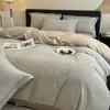Conjunto de quatro peças 100% algodão escovado com designs florais e de borboletas bordados, incluindo uma capa de edredom 100% algodão, um jogo de lençóis de três peças e fronhas - um conjunto de cama completo