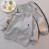 Conjunto de otoño para niños 2026, colección de primavera y otoño, conjunto de dos piezas de moda estilo coreano para niños, ropa deportiva casual con chaqueta con cremallera