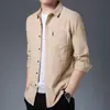 Camisa de manga larga de color liso para hombre 2021 verano nueva casual joven y de mediana edad color liso bolsillo con botón forro venta al por mayor