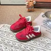 Zapatillas infantiles 2026 primavera/verano nuevo modelo para niñas, zapatillas deportivas casuales de corte bajo, zapatillas de entrenamiento transpirables de malla para niños pequeños