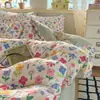 Conjunto de cuatro piezas de gasa arrugada de doble capa con sensación de nube para maternidad e infancia Clase A, conjunto de tres piezas para dormitorio, conjunto de tres piezas amigable con la piel y cómodo, estilo ins suave y acogedor