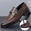 Nuevos zapatos de cuero para hombre, zapatos de hombre de lujo ligero de alta gama, piel de vaca de capa superior, ligeros, mocasines de moda británica, estilo de negocios formal