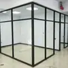Fabricante de Jiangxi ofrece mamparas de oficina minimalistas de aleación de aluminio, incluyendo mamparas altas para edificios de oficinas y salas de conferencias, y mamparas de vidrio de una sola capa.