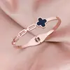 Pulseira de Aço Inoxidável Dourada Trevo de Quatro Folhas da Sorte Temperamento Combina com Tudo Design Vazado Pulseira de Titânio Pulseira com Abertura de Mola