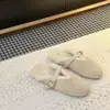Sapatos Casuais 2026 Novos Bico Redondo Planos Mary Jane com Tira de Pelo Quentes Bico Fechado Mules Meio Chinelo Feminino