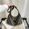 Bolso de lunares 2026 nuevo otoño e invierno gamuza felpa moderno bolso de axila de alta gama para ir al trabajo bandolera de un solo hombro retro