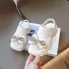 Sandálias Novas de Menina Primavera 2025 Moda Coreana Sapatinhos de Princesa com Laço Sandálias Fechadas para Crianças e Chinelos