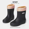 Botas de chuva impermeáveis, estilo moderno de cano médio, confortáveis, com sola grossa, design de cano alto, modelo feminino, grossas e reforçadas, duráveis