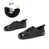Sapatos brancos femininos de couro genuíno, novos sapatos baixos da moda outono 2026, sapatos de nicho com sola plana e tira cruzada elástica, estilo bailarina