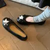 Sapatilha Feminina Estrela Retro com Laço 2026 Novo Estilo Slip-on Bico Redondo Baixa Salto Sapatos de Vovó Sapatos Femininos Individuais