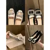 Sapatos Prateados de Salto Baixo com Bico Quadrado Francês e Strass, Estilo Igual ao da Mãe Uva, para Combinar com Saias, Novo Modelo Feminino Primavera/Outono 2024