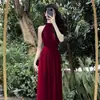 Vestido Preto High-End Sem Mangas com Decote Halter para Mulheres 2025 Verão Novo Estilo Estilo Francês Fenda Cintura Saia Longa