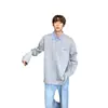 Colección de otoño para hombre: una sudadera de cuello alto a rayas elegante y discreta con un diseño de dos piezas, que presenta un color liso y un ajuste holgado y versátil
