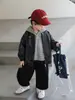 2401 Conjunto de Outono para Meninos 2026 Novo Lindo Elegante Estilo Coreano Jaqueta de Couro Roupa de Fora Conjunto de Três Peças Estação Primavera e Outono Roupas Tendência