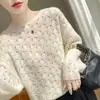 Leve e sedoso, este suéter de tricô fino e de caimento solto para mulheres apresenta um decote de um ombro só e é feito de 75% cashmere e 25% seda de amoreira, com um design de malha aberta sem costura.