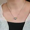 Colar pingente de coração em aço titânio feminino design de nicho senso avançado 2023 novo pingente em formato de coração de pêssego corrente de clavícula de luxo leve