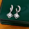 Novos Brincos de Tarraxa Flor da Sorte em Zircônia Super Brilhante em Formato C Leve Luxo Sensação de Alto Padrão Brincos da Moda Doce Versátil Acessórios de Brincos